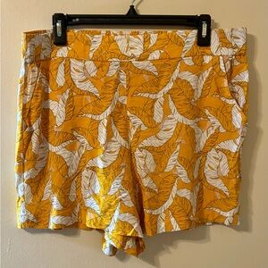 Nine West Mustard Yellow White Leaf Palm Print Shorts EUC L Tropical Botanical